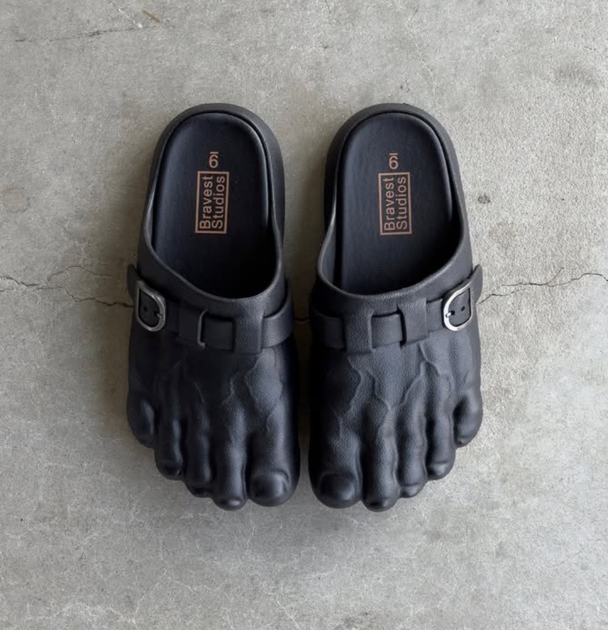 BRAVEST STUDIO FOOT CLOG BLACK